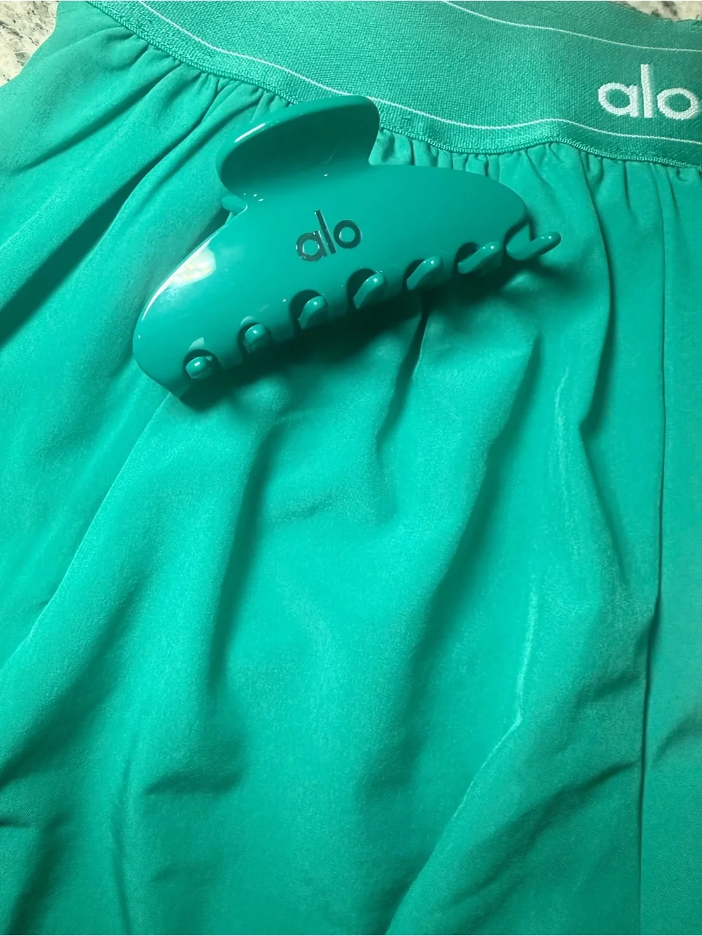 Alo Shorts + Clip in Emerald Isle Match Point Short 90s Claw Clip